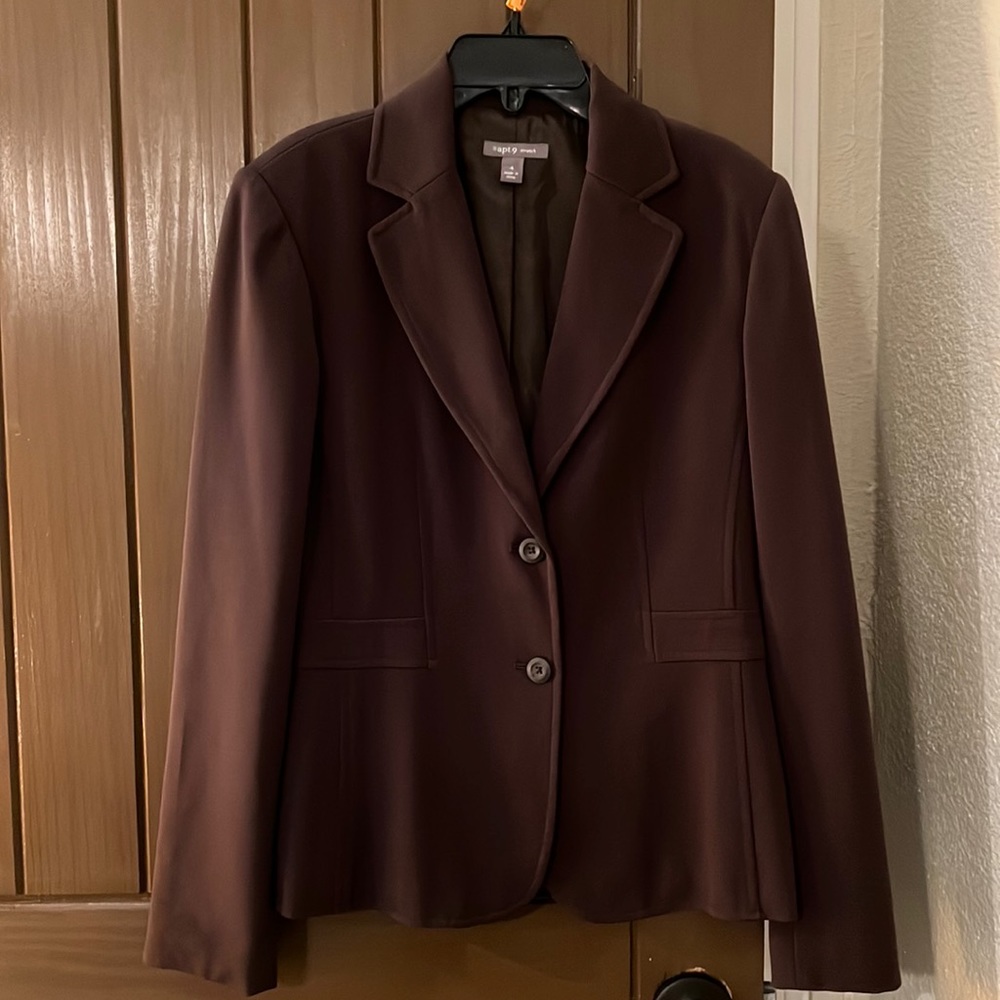 Dark brown blazer , fully lined like new condition. Perfect for the fall!!!